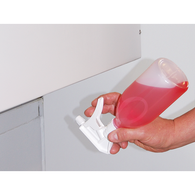 Bürkle Turn’n’Spray bottle spraying overhead for hard-to-reach areas